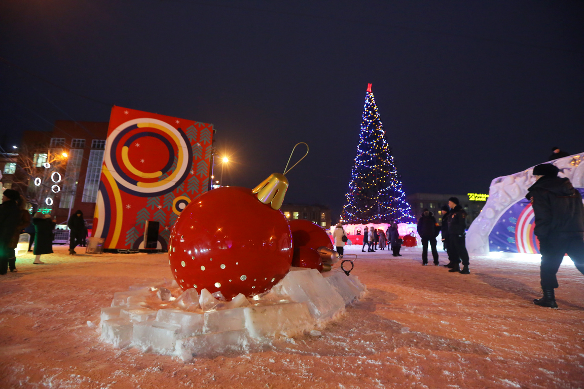 На площади Ленина в Новосибирске начал работать главный новогодний городок Новосибирской области