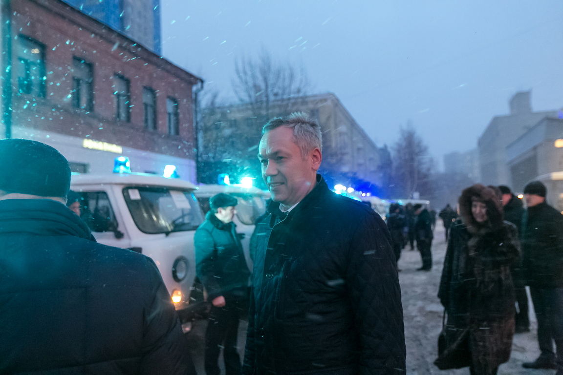 Врио Губернатора Андрей Травников вручил руководителям медучреждений ключи от автомобилей скорой медицинской помощи