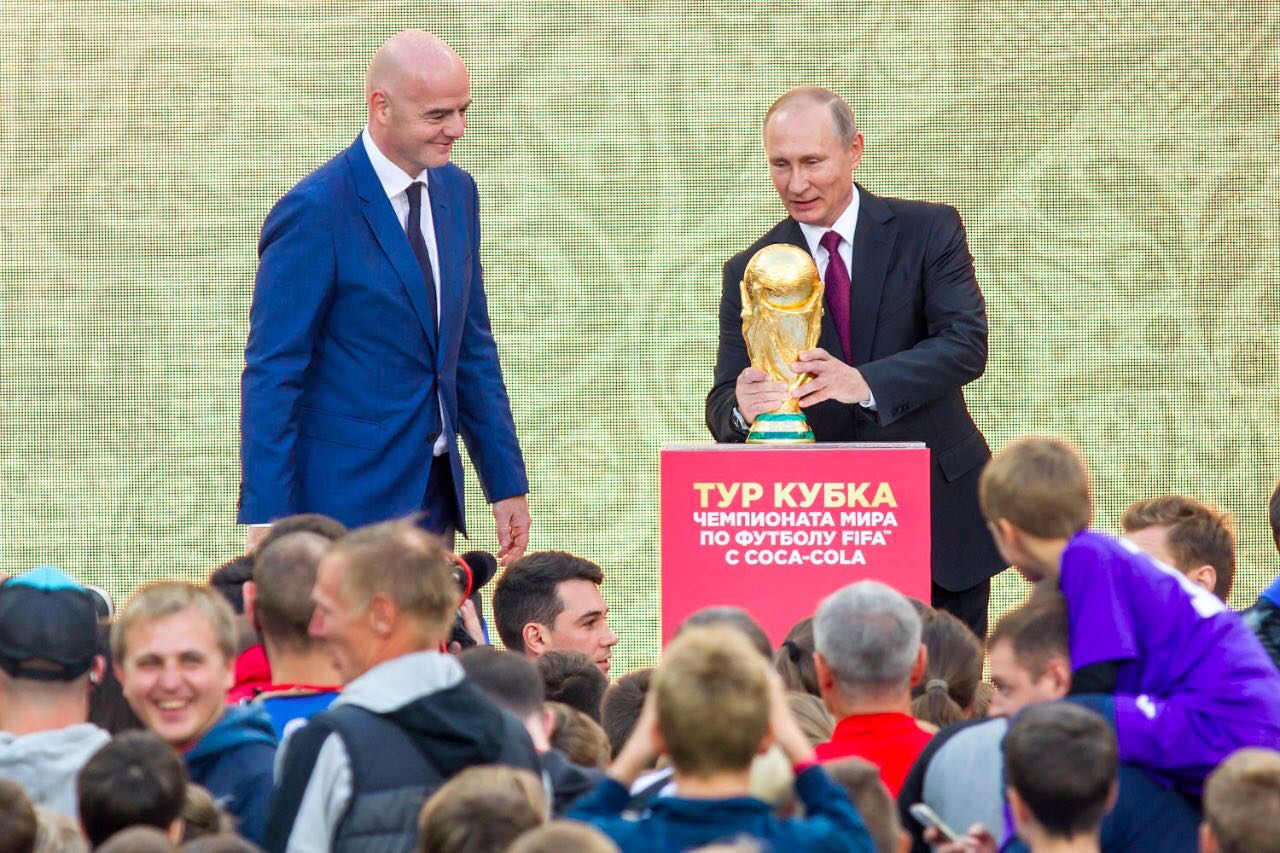 Coca-Cola впервые в истории привезет в Новосибирск Кубок Чемпионата мира по футболу FIFA