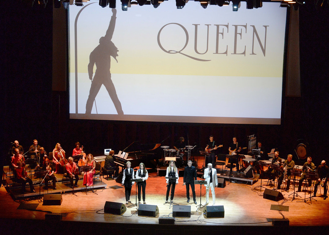Песни неподражаемого Фредди Меркьюри и группы «Queen» прозвучали со сцены Новосибирской филармонии