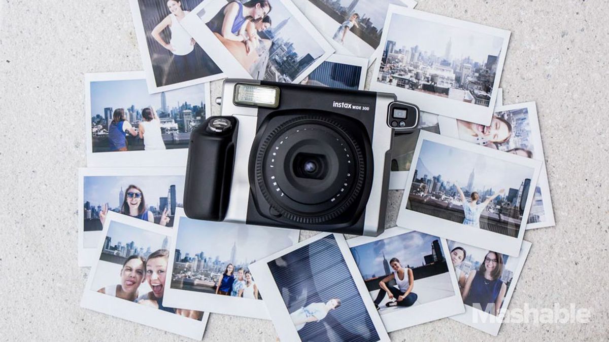 Fujifilm представил новую фотокамеру Instax Wide 300