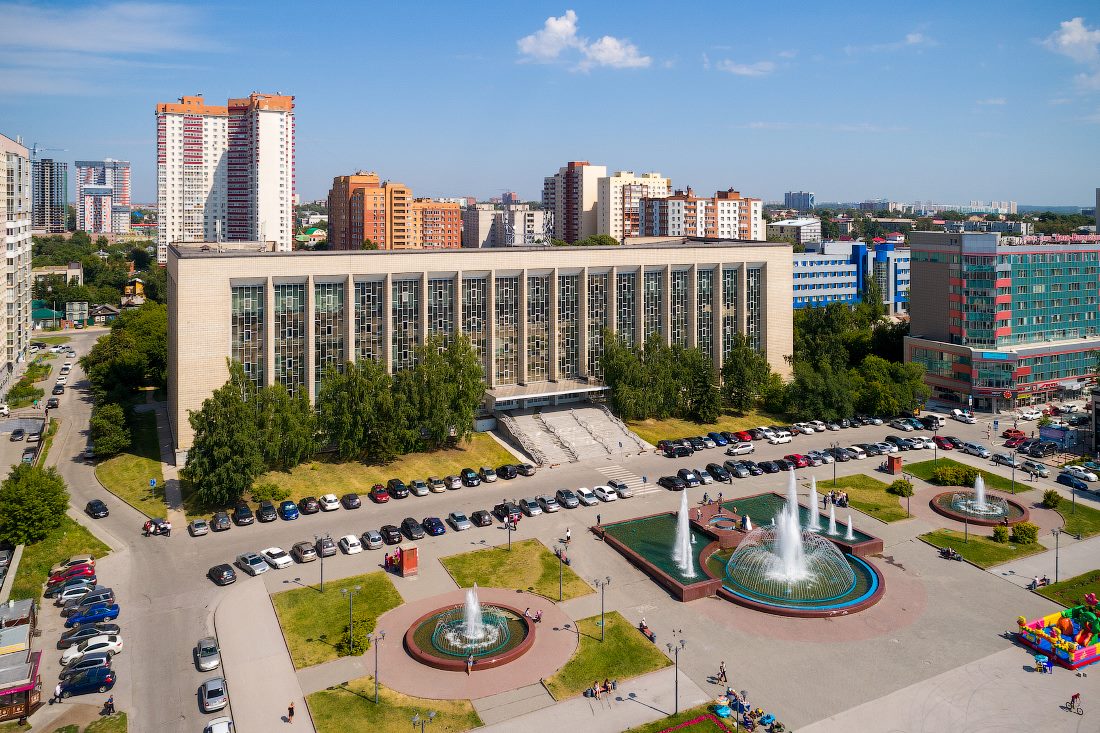 В октябрьском районе города. ГПНТБ Новосибирск. Библиотека ГПНТБ Новосибирск. Октябрьский район НСК ГПНТБ. ГПНТБ Новосибирск архитектура.