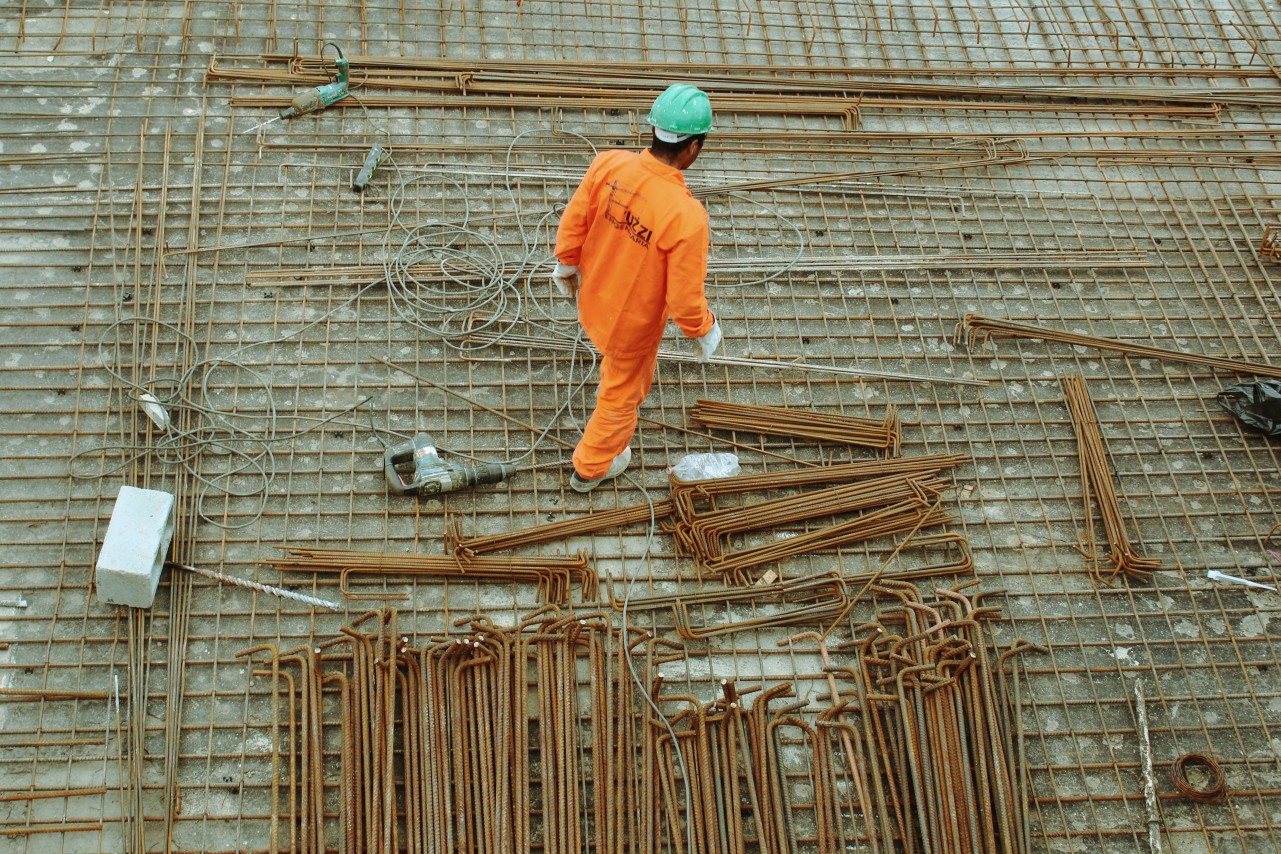 Средняя предлагаемая зарплата в строительстве — 52 500 рублей