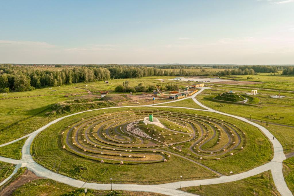 В двадцати километрах от Новосибирска открылся парк с самым большим в России критским лабиринтом