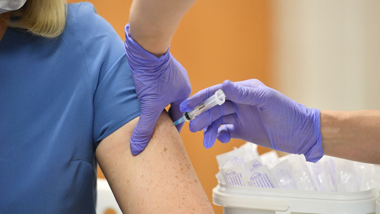 За две недели июня число россиян, уверенных в эффективности вакцин от коронавируса, снизилось на 11 процентов