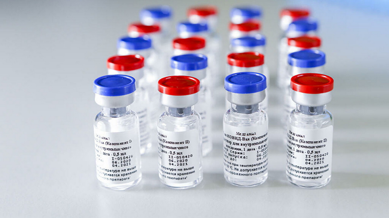 Россияне больше доверяют отечественным вакцинам от коронавируса